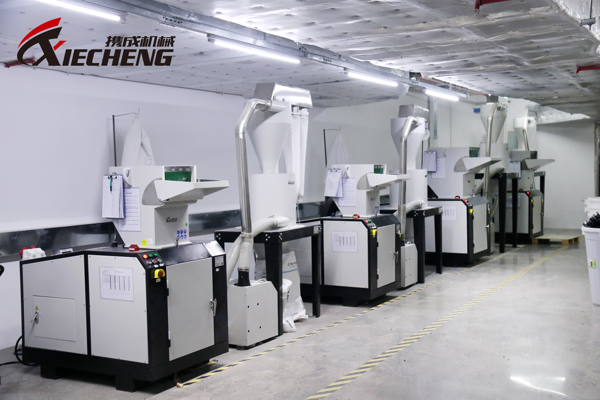 Un granulador de plástico que opera en un entorno de reciclaje industrial.