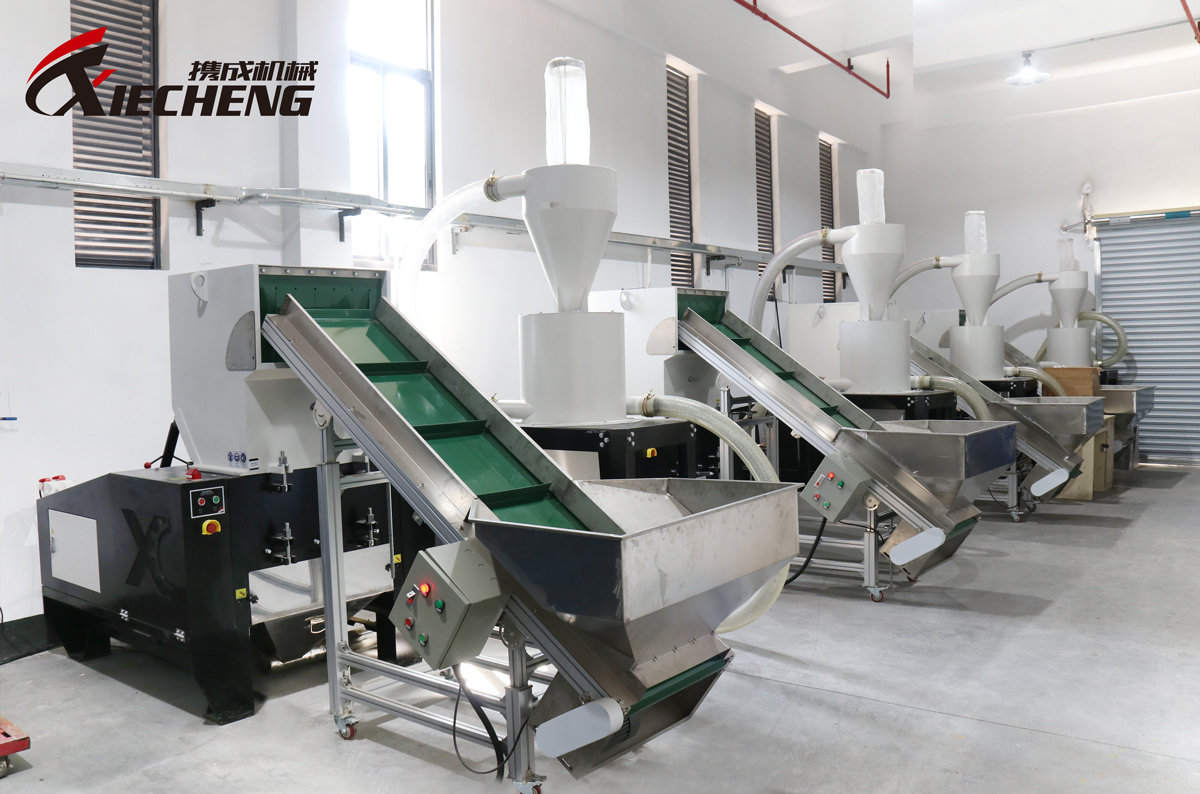 Sistema de trituración semiautomático con cinta transportadora.