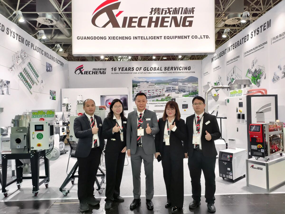 Una foto de grupo del equipo de Xiecheng en la exposición K.