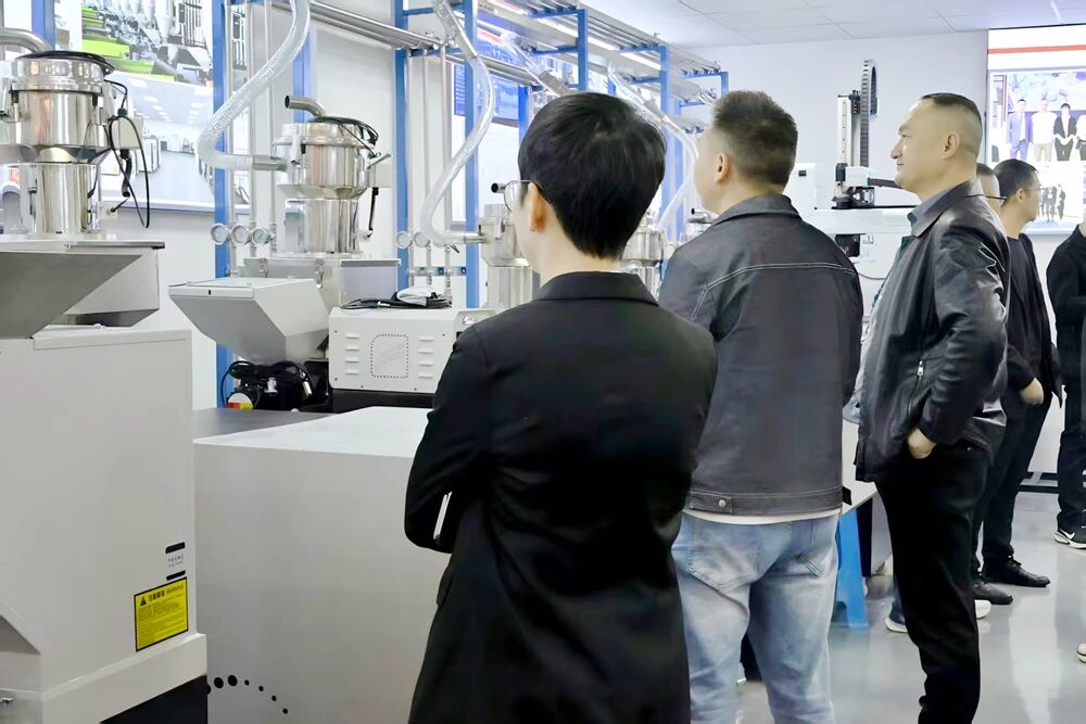 Los clientes están visitando nuestro sistema de alimentación central.