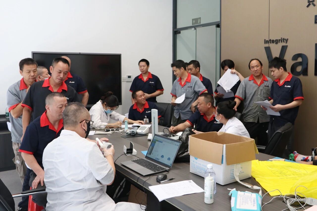 Profesionales m&eacute;dicos que realizan ex&aacute;menes de salud ocupacional en XIECHENG