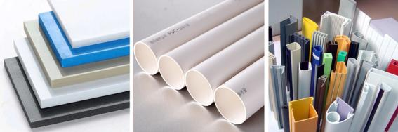 Láminas, tubos y perfiles de plástico listos para triturar.