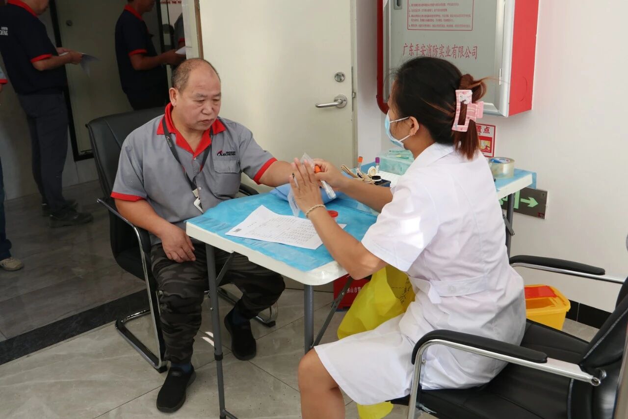 Empleados de XIECHENG participando en ex&aacute;menes de salud en el lugar de trabajo